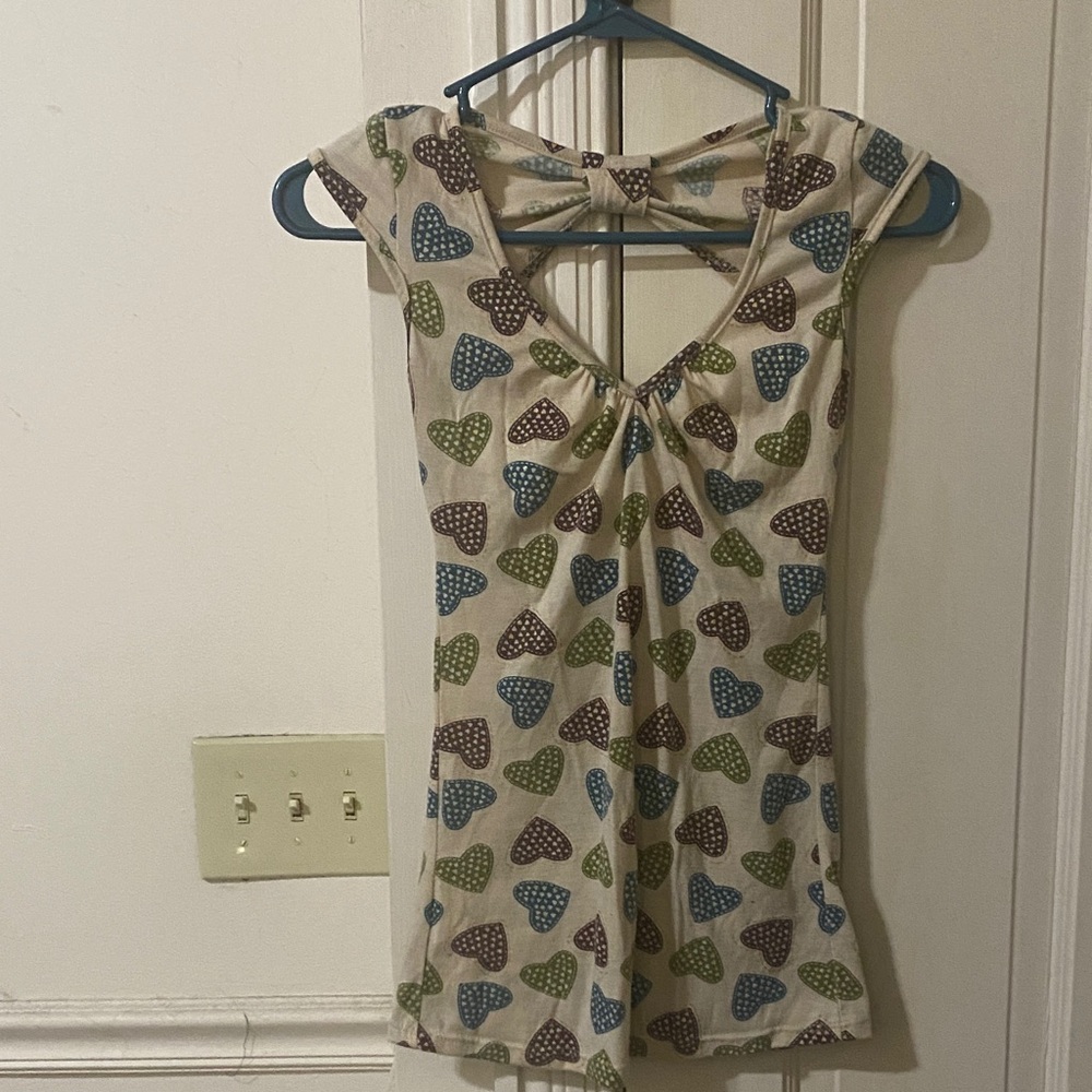 Rue21 Multicolor Heart Print Short Sleeve Keyhole-Back Tee
